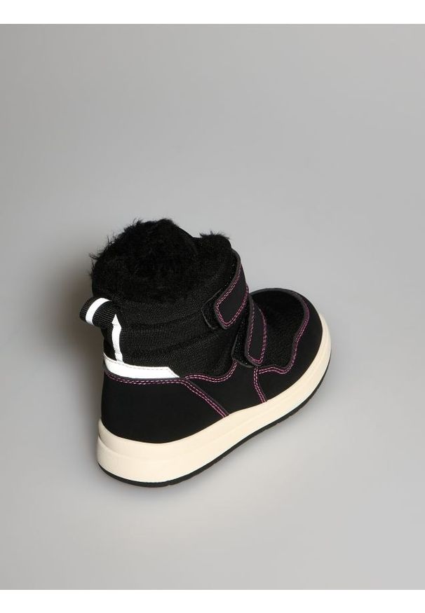 Reserved - Ocieplane śniegowce - czarny. Kolor: czarny. Materiał: materiał