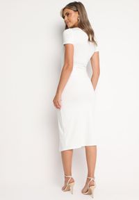 Born2be - Biała Dopasowana Sukienka z Marszczeniem i Dłuższym Tyłem Lilate. Kolor: biały. Materiał: dzianina, wiskoza. Sezon: lato. Typ sukienki: asymetryczne. Styl: elegancki #2