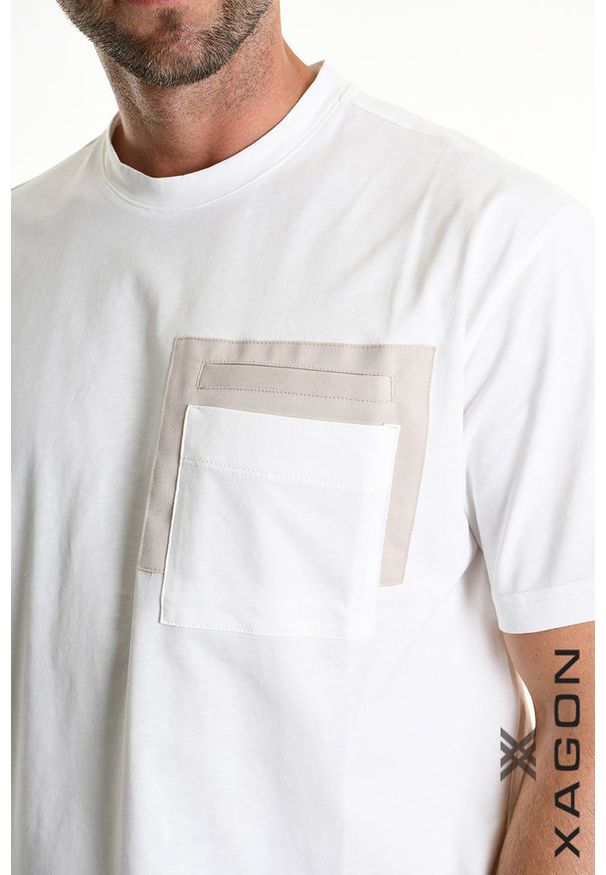 Xagon Man T-shirt | P26082 ZUTS72 | Mężczyzna | Biały. Okazja: na co dzień. Kolor: biały. Materiał: bawełna. Długość: długie. Wzór: aplikacja. Styl: casual, elegancki