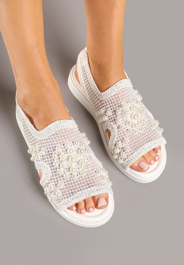 Born2be - Białe Siateczkowe Sandały Ozdobione Perłami Lisannea. Okazja: na co dzień. Kolor: biały. Wzór: aplikacja. Sezon: lato. Styl: casual, boho, elegancki