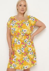 Born2be - Żółta Wiskozowa Sukienka w Kwiaty z Materiałowym Paskiem w Talii Aristina. Okazja: na imprezę, na co dzień. Kolor: żółty. Materiał: wiskoza, materiał. Wzór: kwiaty. Sezon: lato. Styl: casual #1