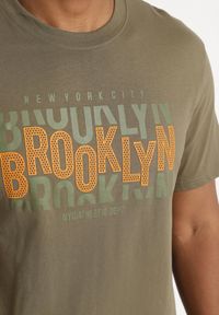 Born2be - Ciemnobeżowy T-shirt Bawełniany z Napisem Sunviera. Okazja: na co dzień. Kolor: beżowy. Materiał: bawełna. Wzór: napisy. Styl: casual #4