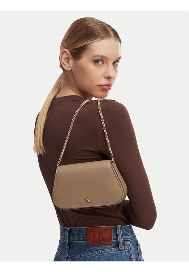 Calvin Klein Torebka Ck Curved Wallet On Chain LV04F1153G Beżowy. Kolor: beżowy. Materiał: skórzane