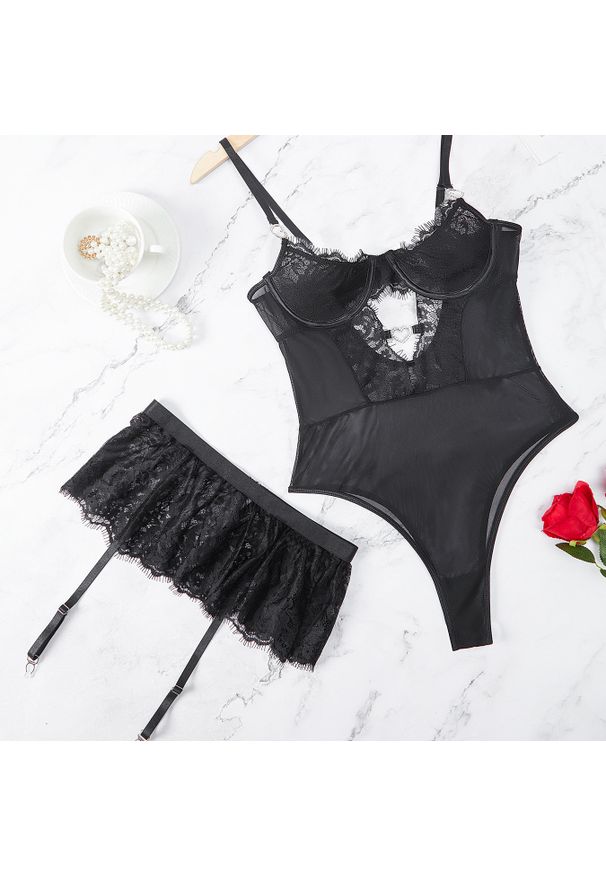 Intica - Body z koronką na wyjątkowe okazje Leny. Kolor: czarny. Materiał: koronka. Wzór: koronka