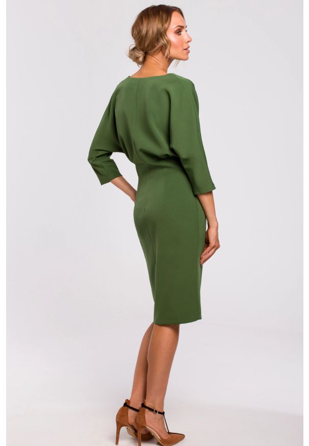 Sukienki.shop - Sukienka ołówkowa zbluzowana góra i dekolt V zielona. Okazja: do pracy. Kolor: zielony, niebieski. Typ sukienki: ołówkowe. Styl: elegancki, wizytowy