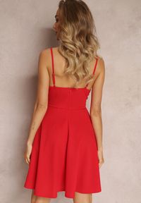 Renee - Czerwona Mini Sukienka na Regulowanych Ramiączkach o Rozkloszowanym Fasonie Feimme. Kolor: czerwony. Długość rękawa: na ramiączkach. Typ sukienki: kopertowe. Długość: mini #3