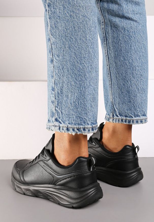Born2be - Czarne Klasyczne Płaskie Buty Sportowe Sneakersy z Tłoczoną Podeszwą Velandria. Okazja: na co dzień. Zapięcie: sznurówki. Kolor: czarny. Materiał: bawełna, jeans. Obcas: na obcasie. Wysokość obcasa: niski