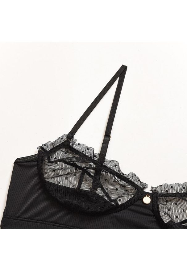 Intica - Zestaw bielizny koronkowej z delikatnymi detalami Henriqueta. Kolor: różowy. Materiał: koronka. Wzór: aplikacja