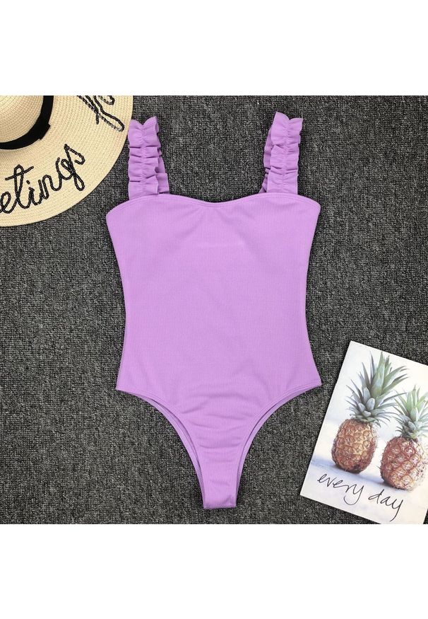 Intica - Strój kąpielowy z ozdobnymi ramiączkami na plażę i basen Berny. Kolor: fioletowy. Materiał: materiał. Wzór: aplikacja