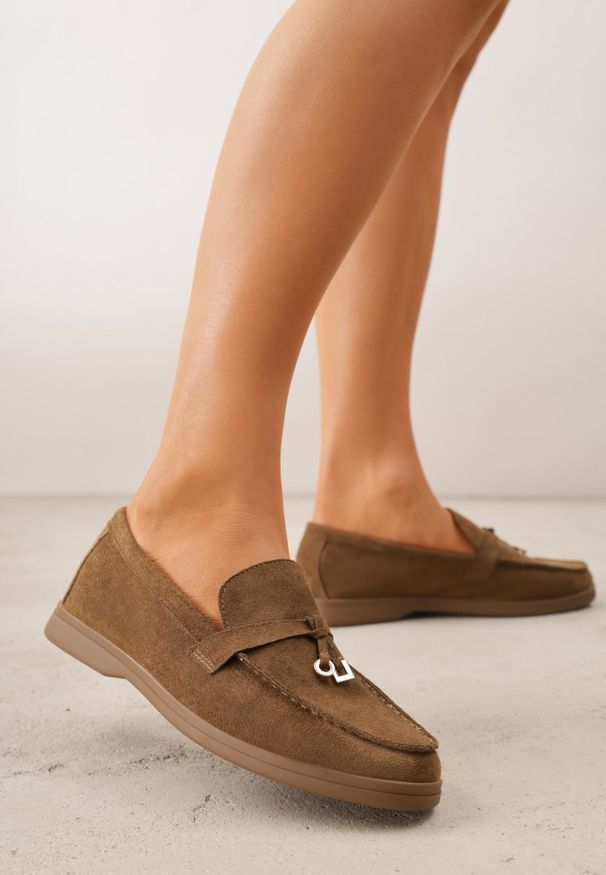 Renee - Zielone Mokasyny VICES Casualowe ze Skórzaną Wkładką i Metalowymi Ozdobami Dinsmore. Okazja: na co dzień. Nosek buta: okrągły. Kolor: beżowy. Materiał: skóra. Wzór: aplikacja. Obcas: na obcasie. Styl: casual. Wysokość obcasa: niski