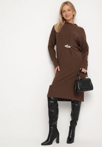 Born2be - Brązowa Sweterkowa Sukienka z Wiskozą i Broszką Tinarrea. Okazja: do pracy, na spacer. Kolor: brązowy. Materiał: wiskoza. Wzór: aplikacja. Typ sukienki: sportowe. Styl: klasyczny, sportowy #1