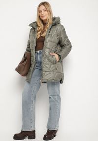 Born2be - Zielona Pikowana Kurtka o Prostym Kroju z Kapturem Nalarea. Okazja: na co dzień. Typ kołnierza: kaptur. Kolekcja: plus size. Kolor: zielony. Materiał: jeans, poliester, dzianina. Styl: klasyczny, casual, elegancki