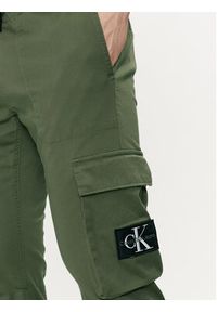 Calvin Klein Jeans Spodnie cargo J30J324696 Zielony Skinny Fit. Kolor: zielony. Materiał: bawełna #4