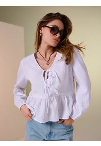 Sinsay - Koszulowa bluzka z muślinu z ozdobnym wiązaniem - biały. Kolor: biały #1