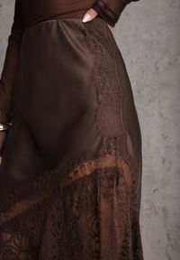 Renee - Brązowa Satynowa Spódnica Ozdobiona Rozcięciem na Nogę i Koronką Saviraet. Kolor: brązowy. Materiał: satyna, koronka. Wzór: aplikacja, koronka. Styl: elegancki #5