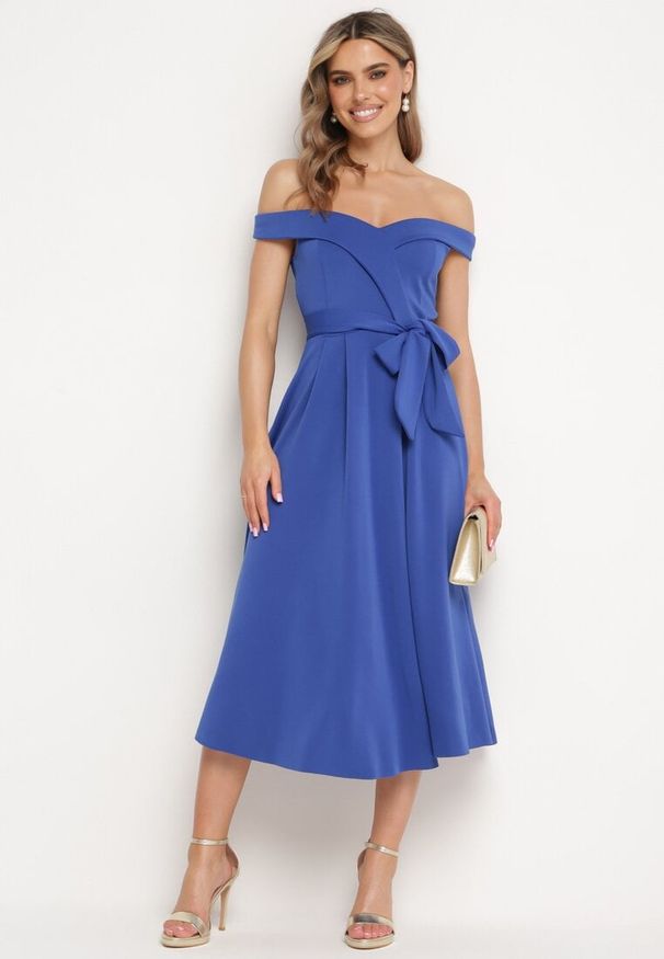 Born2be - Granatowa Elegancka Sukienka o Fasonie Hiszpanki z Materiałowym Paskiem Xaelia. Typ kołnierza: dekolt hiszpanka. Kolor: niebieski. Materiał: materiał. Styl: elegancki