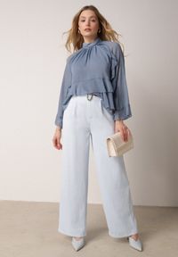 Born2be - Niebieskie Szerokie Spodnie z Wysokim Stanem z Domieszką Bawełny i Geometryczną Klamrą Syliteia. Okazja: na co dzień. Stan: podwyższony. Kolor: niebieski. Materiał: bawełna. Wzór: geometria. Styl: casual #1