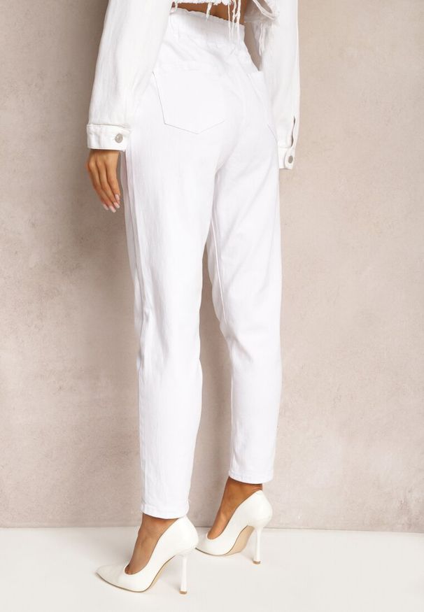 Renee - Białe Jeansy High Waist o Fasonie Mom Fit Petitlla. Okazja: na co dzień. Stan: podwyższony. Kolor: biały. Styl: klasyczny, casual, elegancki