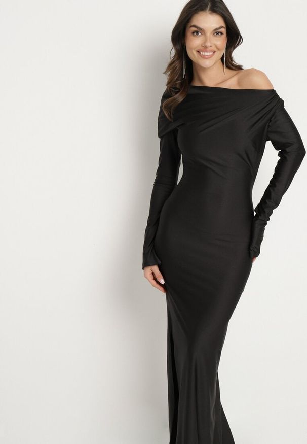 Born2be - Czarna Dopasowana Sukienka z Rozcięciem i Asymetrycznym Dekoltem Ravielis. Okazja: na imprezę. Kolor: czarny. Długość rękawa: długi rękaw. Typ sukienki: asymetryczne. Styl: elegancki, klasyczny