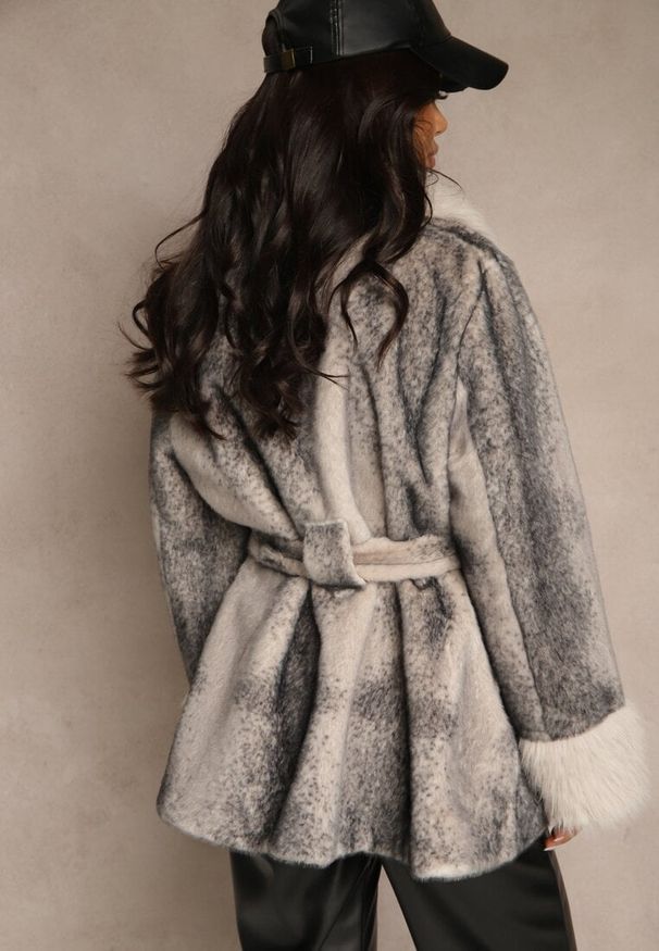 Renee - Beżowa Kurtka Futerko z Wiązanym Paskiem i Szerokim Kołnierzem Coverra. Okazja: na co dzień. Kolor: beżowy. Materiał: futro. Wzór: nadruk. Styl: casual