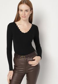 Born2be - Czarny Dopasowany Sweter z Nieregularnym Dekoltem w Serek Fenarela. Okazja: na co dzień, do pracy, na spotkanie biznesowe. Typ kołnierza: dekolt w serek. Kolor: czarny. Materiał: jeans. Styl: biznesowy, casual #1