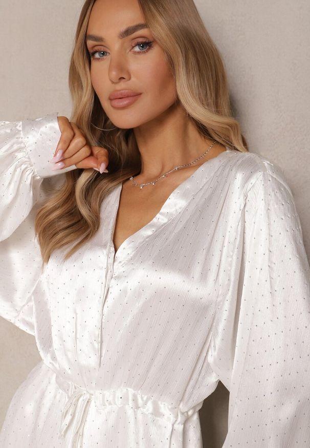 Renee - Biała Koszulowa Sukienka z Satyny Ozdobiona Cyrkoniami i Paskiem Miledis. Kolor: biały. Materiał: satyna. Wzór: aplikacja. Typ sukienki: koszulowe. Styl: klasyczny