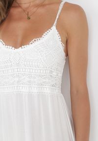 Born2be - Biała Sukienka Maxi na Cienkich Ramiączkach z Falbankami i Koronką Vealani. Typ kołnierza: kołnierz z falbankami. Kolor: biały. Materiał: koronka. Długość rękawa: na ramiączkach. Wzór: koronka. Typ sukienki: rozkloszowane. Styl: wakacyjny. Długość: maxi #2