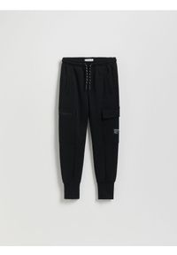 Reserved - Joggery cargo z kieszeniami - czarny. Kolor: czarny. Materiał: dzianina, bawełna