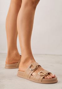 Born2be - Ciemnobeżowe Klapki Ozdobione Dwoma Klamrami Sthosaildy. Okazja: na spacer. Kolor: beżowy. Materiał: satyna. Wzór: aplikacja. Sezon: lato. Styl: elegancki, boho #4