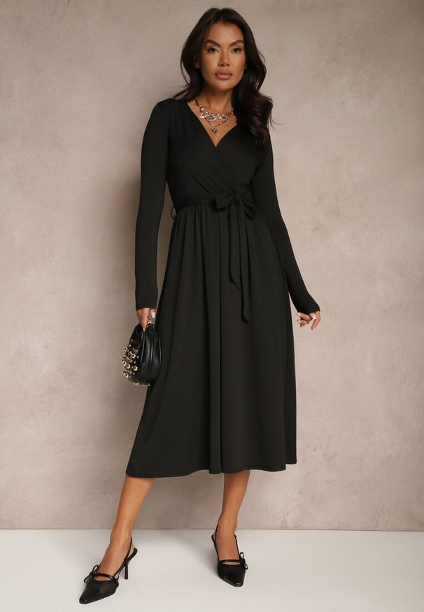 Renee - Czarna Taliowana Sukienka z Paskiem z Domieszką Wiskozy Hrestalia. Okazja: na co dzień. Typ kołnierza: dekolt w kształcie V. Kolor: czarny. Materiał: wiskoza. Długość rękawa: długi rękaw. Typ sukienki: proste. Styl: casual