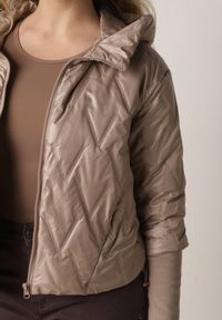 Born2be - Brązowa Kurtka z Kapturem Pikowana z Materiałowymi Wykończeniami Sofie. Okazja: na co dzień. Typ kołnierza: kaptur. Kolor: brązowy. Materiał: materiał. Styl: casual #2