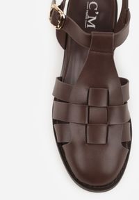 Born2be - Ciemnobrązowe Sandały na Obcasie z Ozdobną Cholewką Amalirei. Okazja: na co dzień. Zapięcie: sprzączka. Kolor: brązowy. Materiał: jeans. Obcas: na obcasie. Styl: casual, elegancki, klasyczny. Wysokość obcasa: średni #5