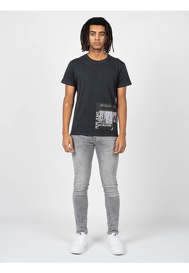 Pepe Jeans T-shirt "Thayer" | PM508523 | Strom | Mężczyzna | Czarny. Okazja: na co dzień. Kolor: czarny. Materiał: bawełna. Wzór: nadruk. Styl: casual
