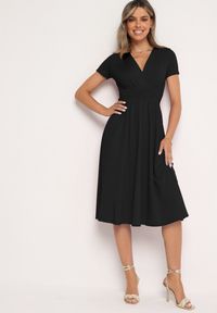 Born2be - Czarna Taliowana Sukienka z Dekoltem na Zakładkę Quimadea. Okazja: na spotkanie biznesowe. Kolor: czarny. Materiał: materiał. Wzór: aplikacja. Styl: elegancki, biznesowy #4