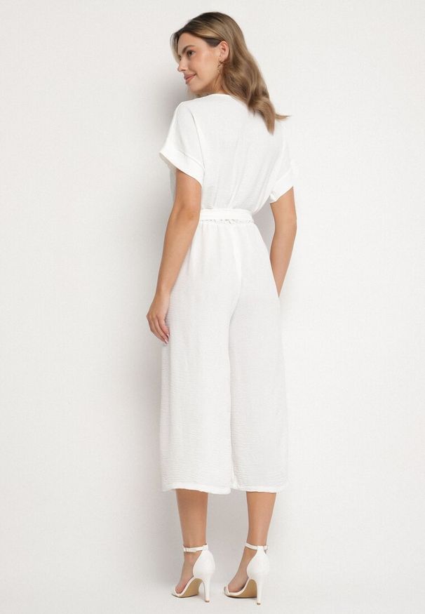 Born2be - Biały Kombinezon o Kopertowym Kroju z Wiązanym Paskiem Tenirea. Okazja: na co dzień. Kolor: biały. Długość rękawa: krótki rękaw. Długość: krótkie. Styl: elegancki, casual