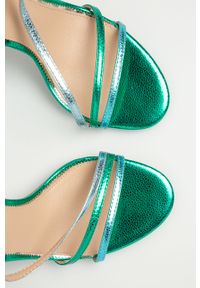 Marciano Guess - Sandały skórzane. Nosek buta: okrągły. Zapięcie: klamry. Kolor: zielony. Materiał: skóra. Wzór: gładki. Obcas: na obcasie. Wysokość obcasa: średni #4