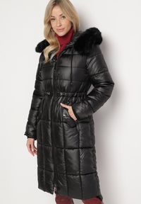 Born2be - Czarna Pikowana Kurtka z Kapturem z Futerkiem z Możliwością Odpięcia Ściągana w Talii Ravanna. Okazja: na co dzień. Typ kołnierza: kaptur. Kolor: czarny. Materiał: futro. Styl: casual, elegancki #1