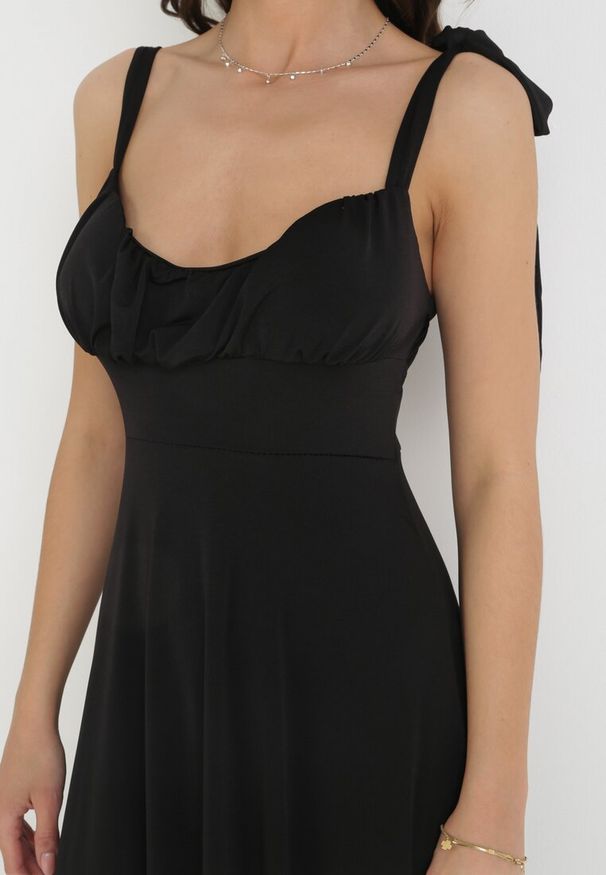 Born2be - Czarna Rozkloszowana Sukienka Maxi z Wiązanymi Ramiączkami Lisija. Kolor: czarny. Długość rękawa: na ramiączkach. Styl: elegancki. Długość: maxi