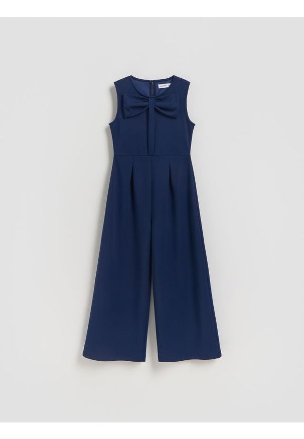 Reserved - Kombinezon z kokardą - granatowy. Typ kołnierza: kokarda. Kolor: niebieski. Materiał: tkanina. Typ sukienki: proste