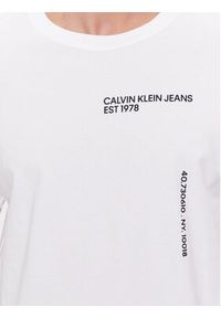 Calvin Klein Jeans T-Shirt Text J30J325065 Biały Regular Fit. Kolor: biały. Materiał: bawełna