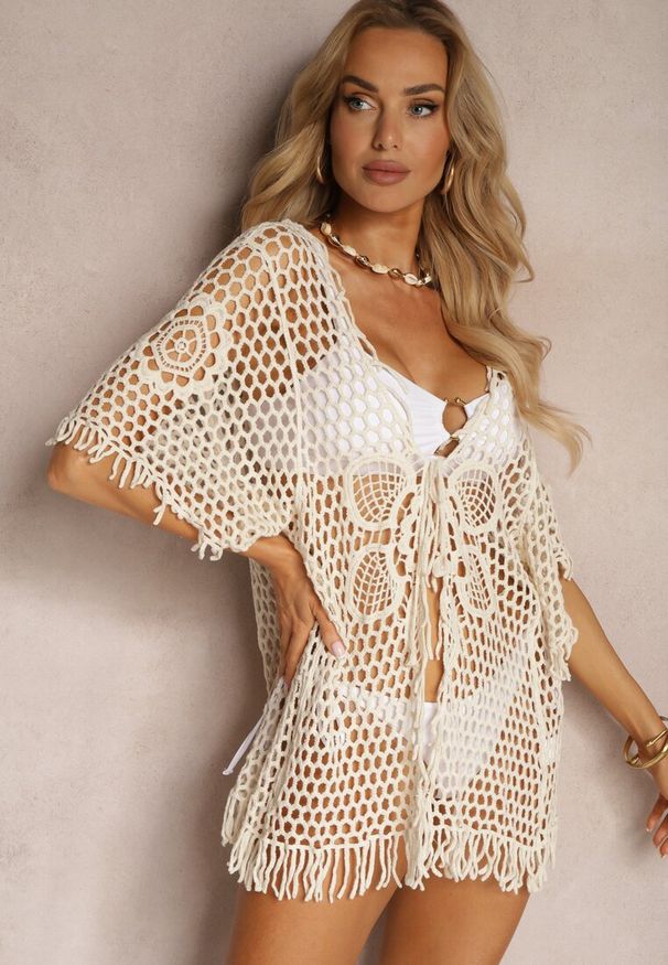 Renee - Jasnobeżowa Szydełkowa Bluzka w Stylu Narzutki Boho z Bawełny Elataya. Okazja: na plażę, na spacer. Kolor: beżowy. Materiał: bawełna. Długość rękawa: krótki rękaw. Sezon: lato. Styl: boho