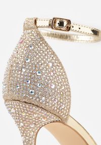 Born2be - Złote Sandały na Geometrycznej Szpilce Ozdobione Cyrkoniami i Brokatem Aolenia. Okazja: na wesele, na imprezę, na ślub cywilny. Zapięcie: sprzączka. Kolor: złoty. Materiał: satyna. Wzór: geometria, aplikacja. Styl: klasyczny #3