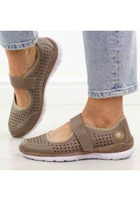 C.Beżowe vizon skórzane półbuty damskie T.Sokolski 2922. Okazja: na co dzień. Nosek buta: okrągły. Zapięcie: rzepy. Kolor: beżowy. Materiał: skóra. Szerokość cholewki: normalna. Sezon: wiosna, jesień, lato. Styl: casual, elegancki, klasyczny #1