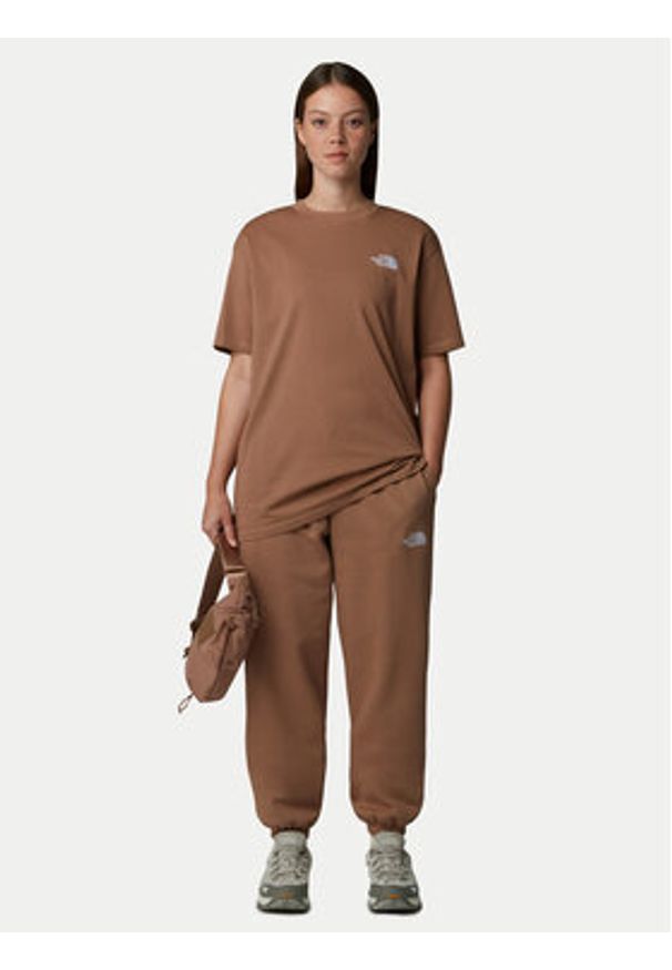 The North Face T-Shirt Simple Dome NF0A87NQ Brązowy Oversize. Kolor: brązowy. Materiał: bawełna