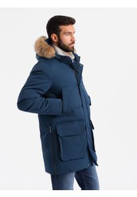 Ombre Clothing - Długa ocieplana męska kurtka parka z rozpinanym dołem – granatowa V5 OM-JALJ-0184 - XXL. Typ kołnierza: kołnierzyk stójkowy. Kolor: niebieski. Materiał: guma, futro, poliester, syntetyk, materiał, tkanina. Długość: długie. Wzór: aplikacja, gładki