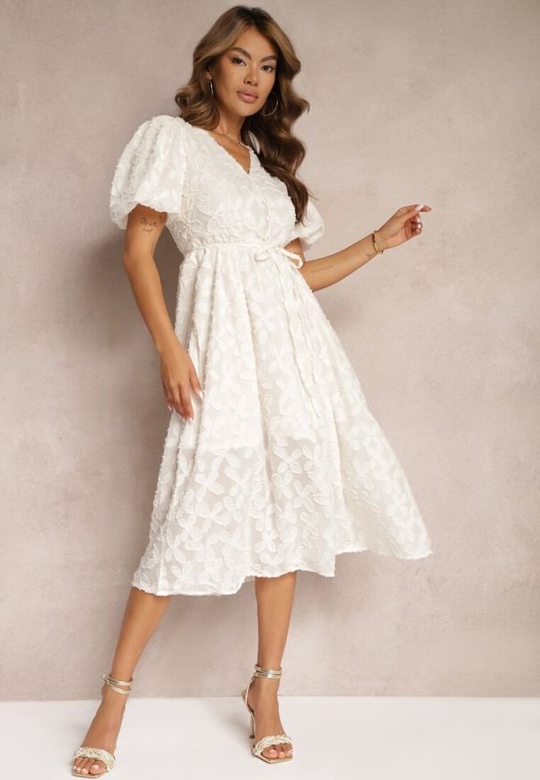 Renee - Jasnobeżowa Koronkowa Sukienka Midi z Wiskozy Olikis. Kolor: beżowy. Materiał: koronka, wiskoza. Styl: elegancki. Długość: midi