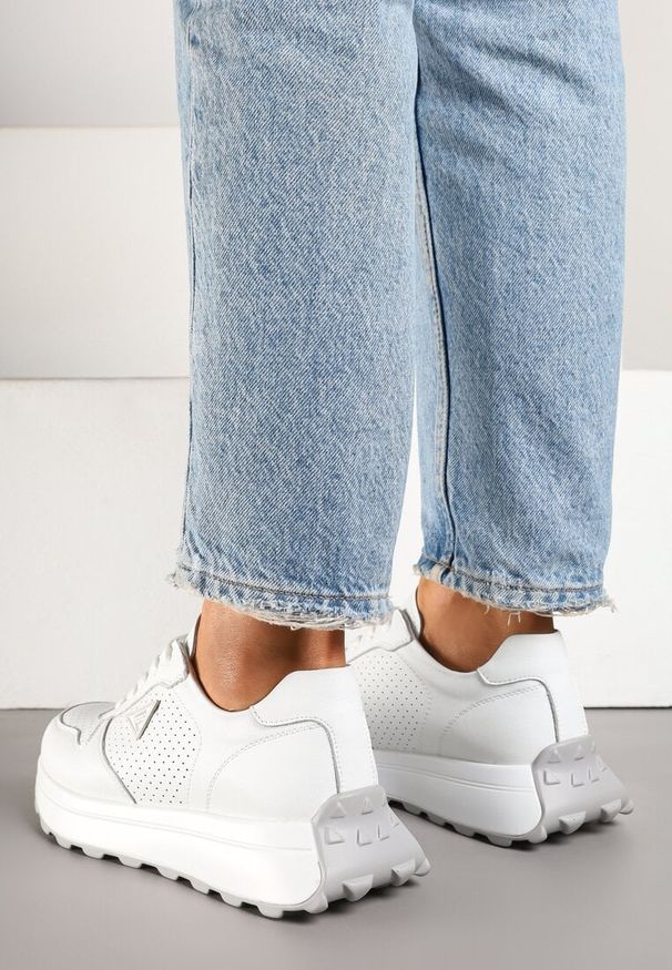 Renee - Białe Sneakersy Skórzane z Perforacją i Trójkątną Aplikacją Wlinntia. Okazja: na co dzień. Kolor: biały. Materiał: skóra. Wzór: aplikacja