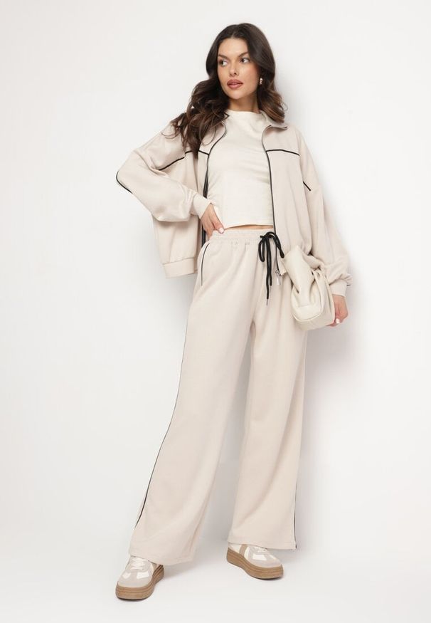Born2be - Jasnobeżowy Komplet Dresowy z Wiskozą w Stylu Retro Bluza i Szerokie Spodnie Lavriz. Kolor: beżowy. Materiał: dresówka, wiskoza