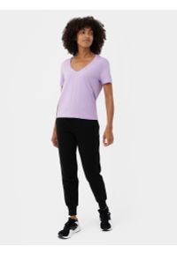 4f - T-shirt regular z dodatkiem bawełny organicznej damski. Kolor: fioletowy. Materiał: bawełna #1