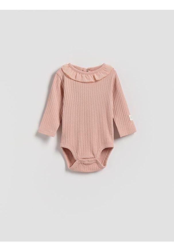 Reserved - Bawełniane body z falbanką - brudny róż. Kolor: różowy. Materiał: bawełna